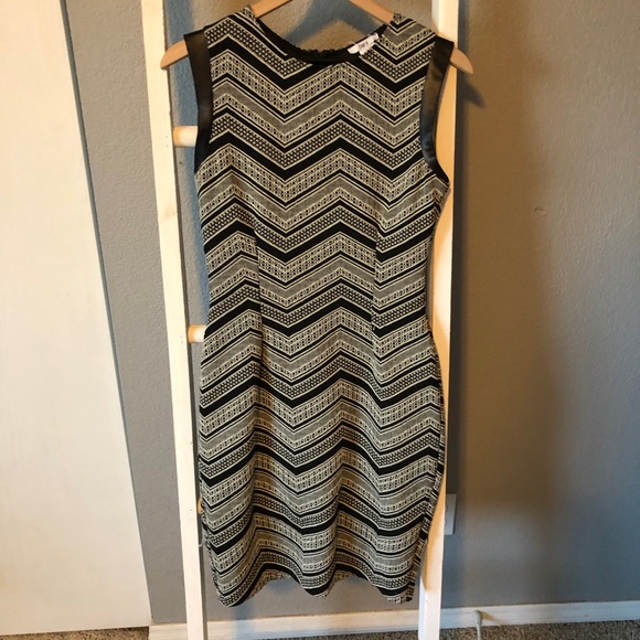 Sleeveless Slimming Dress - Picture 1 of 4